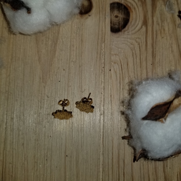 Gorgeous Hollow Snow Lotus stud earrings in GOLD - Picture 7 of 7